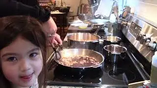 Обжаренные на сковороде из нержавеющей стали кусочки стейка в чесночном бульоне.