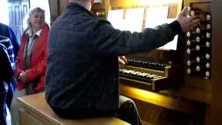 Herr Mocnik pr&auml;sentiert Orgel in Velesovo