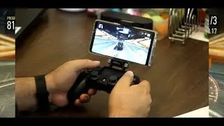 Играем в Need for Speed: No Limits с ручкой для гироскопа: геймпад PlayStation Dualshock 4.