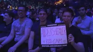 Anders and Semmler kiss cam
