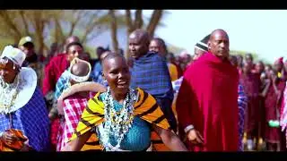 (OLAITORIANI) MARTHA binti mdogo asimamisha umati kwa kuimba wimbo wa dini kwenye sherehe ya kimila