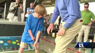 Pro golfer Tom Kite gives tips to Children's hospital patients