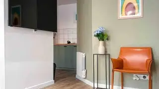 La Vie est Belle a Montreuil Wi-Fi & Metro 9 Parking gratuit | Paris, France | Hotel Review 🏨