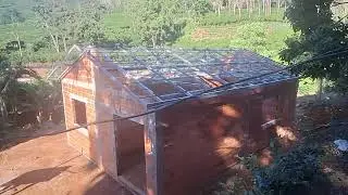 A casa da minha irmã Edimeia, agora com as ferragens para colocar as telhas