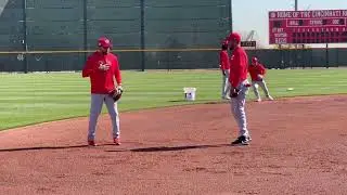 Barry Larkin Teaches Elly De La Cruz Footwork During Training Camp! (2025 MLB Spring Training)