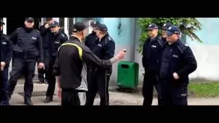 Rozjuszony sebix psika gazem w tłum policji