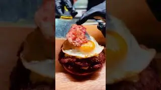 Cum face burgerul cu ou și bacon?