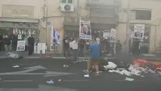 Store owners in Tel aviv are protesting against the national lockdown.