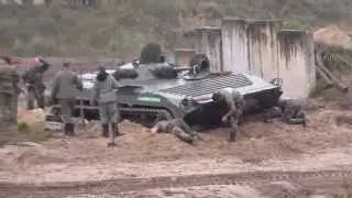 BMP im Sand festgefahren und Bergung mit Bergebalken
