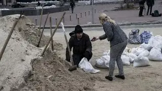 Kievde Halk Sokaklara Barikatlar Oluşturmaya Başladı #ukrayna #sivilDireniş #ŞehirSavaşı