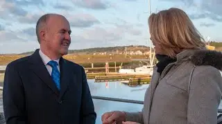 Commissaris van de Koning en dijkgraaf op bezoek bij stembureau's op Vlieland en Terschelling