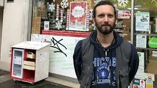 Ce magasin met ses invendus &agrave; disposition des passants, dans un frigo, sur le trottoir