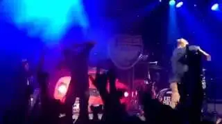 Machine gun kelly performs 