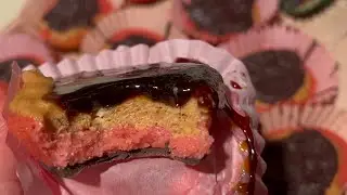 Веганское мороженое в виде конфет с арахисовым маслом и джемом.