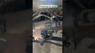 Пытаюсь отточить навыки предрейсового осмотра, чтобы сдать экзамен на получение водительских прав...