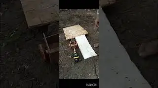 RC car toy naye khadya ke sath trolley ke sath khate mein utarte hue