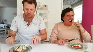 Nadia laver frokost og pigerne kommer hjem fra sfo😊