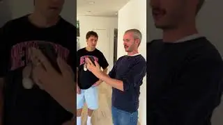 показываю сумасшедшую лягушку моему другу-лягушкофобу