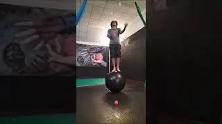 Reverse video 5 juggling balls + balance ball @juggling