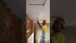 Aplicando gesso no teto de isopor ￼