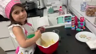 Baking shopkins cupcakes // Beryan's Adventure