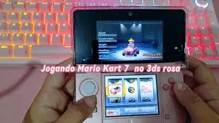 Jogando Mario kart 7 no Nintendo 3DS rosa