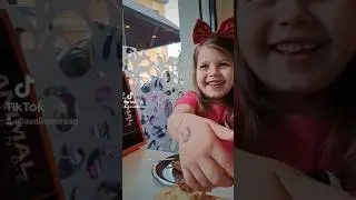 Pizza and babygirl 🍕😂 #funny #shorts#viral #funnyvideo#laugh #comedy#prank #🤣 #fyp #pizza#hungry