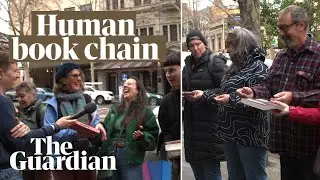 Booklovers form human chain to move Melbourne's oldest bookshop one item at a time