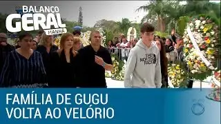 Filho e esposa de Gugu agradecem fãs na chegada ao velório