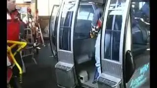 Luftbef&ouml;rderung mit einem Skibob. Skibobfahrenlernen in der Stalmach Skibob Schule in Saalfelden.