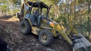 Con la retro excavadora aremos una calle en medio de la montaña