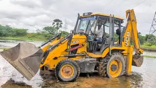 Hardworking JCB Operator & Helper Washing Backhoe Loader in Deep Water!