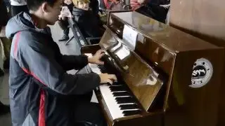 Piano playing at the train station in Venice