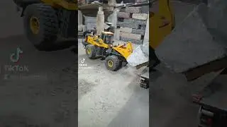KOMATSU  WA600-6 unloading 60 tons of Granite!