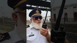 Senior & Dabang guard of Pakistan railways moving train by his unique style watch & Enjoy#shortfeed.