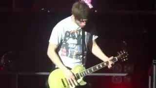 5SOS - Castaway/Luke Guitar Solo (SoundsLiveFeelsLive @BrightonCenter, 08/04/2016)