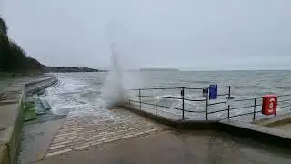 🌊High Tide on the Seafront Footpath From Sandown to Shanklin on The Isle Of Wight