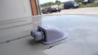 Voici comment poser un passe c&acirc;ble et pr&eacute;parer le plafond de son van