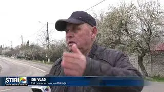 Oamenii din Babaita inoata in noroi din cauza santurilor pluviale facute de mantuiala