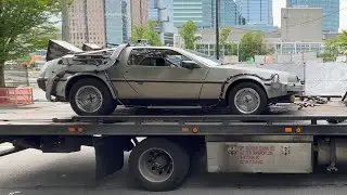 DeLorean Time Machine: always full of surprises. 🛠️😅