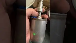 Мне пришлось подпилить инструмент, чтобы отсоединить эту топливопроводную трубу.