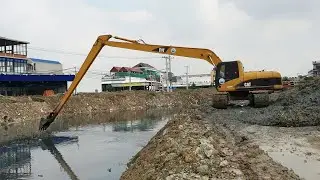 Long Arm Excavator Cleaning Canal Mud Digging CAT320C