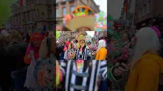 Altweiber in D&uuml;sseldorf: &bdquo;Den Jecken ist es vollkommen egal, wenn es regnet&ldquo;