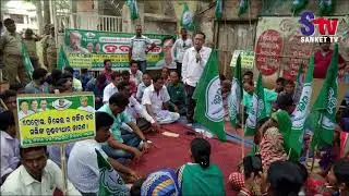 BJD protests fuel price hike in Nilagiri | Sanket Tv