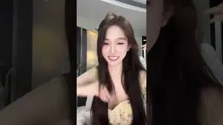 美女直播失误，这也太大了！居然穿宽松睡衣