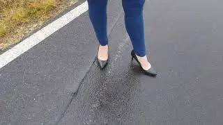 High Hells Pumps und Jeans auf dem Fahrradweg