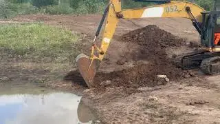 iniciando escavação de barragem com escavadeira hidráulica