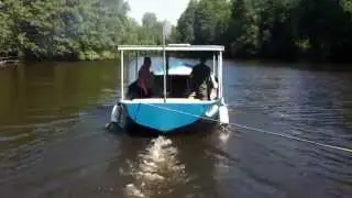 Lidwallsb&aring;ten 'Tennkulan' i Str&ouml;msholms kanal