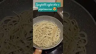 spaghetti aglio olio e peperoncino 😋😋😋#shortsvideo