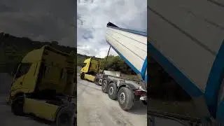 Выгрузка #dalnoboy #automobile #ivecotrucks #дальнобой #italy #дальнобойщики